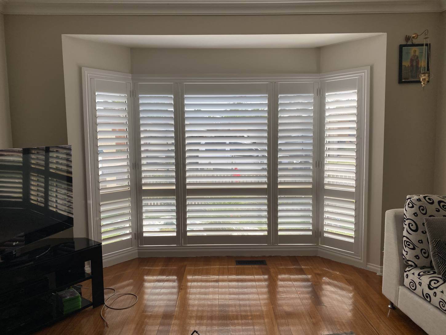 bay window done with white poplar timber shutters in doncaster